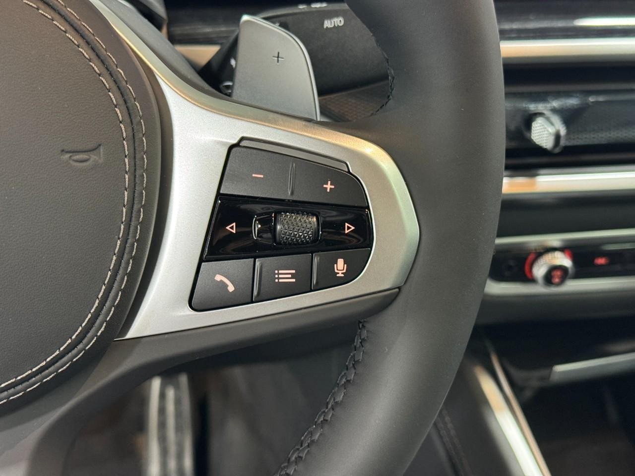 BMW X6 Vehicle Full-screen Gallery Image 33