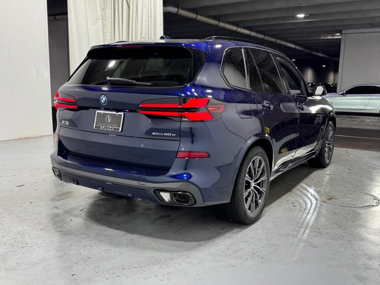 BMW X5 Vehicle Full-screen Gallery Image 4