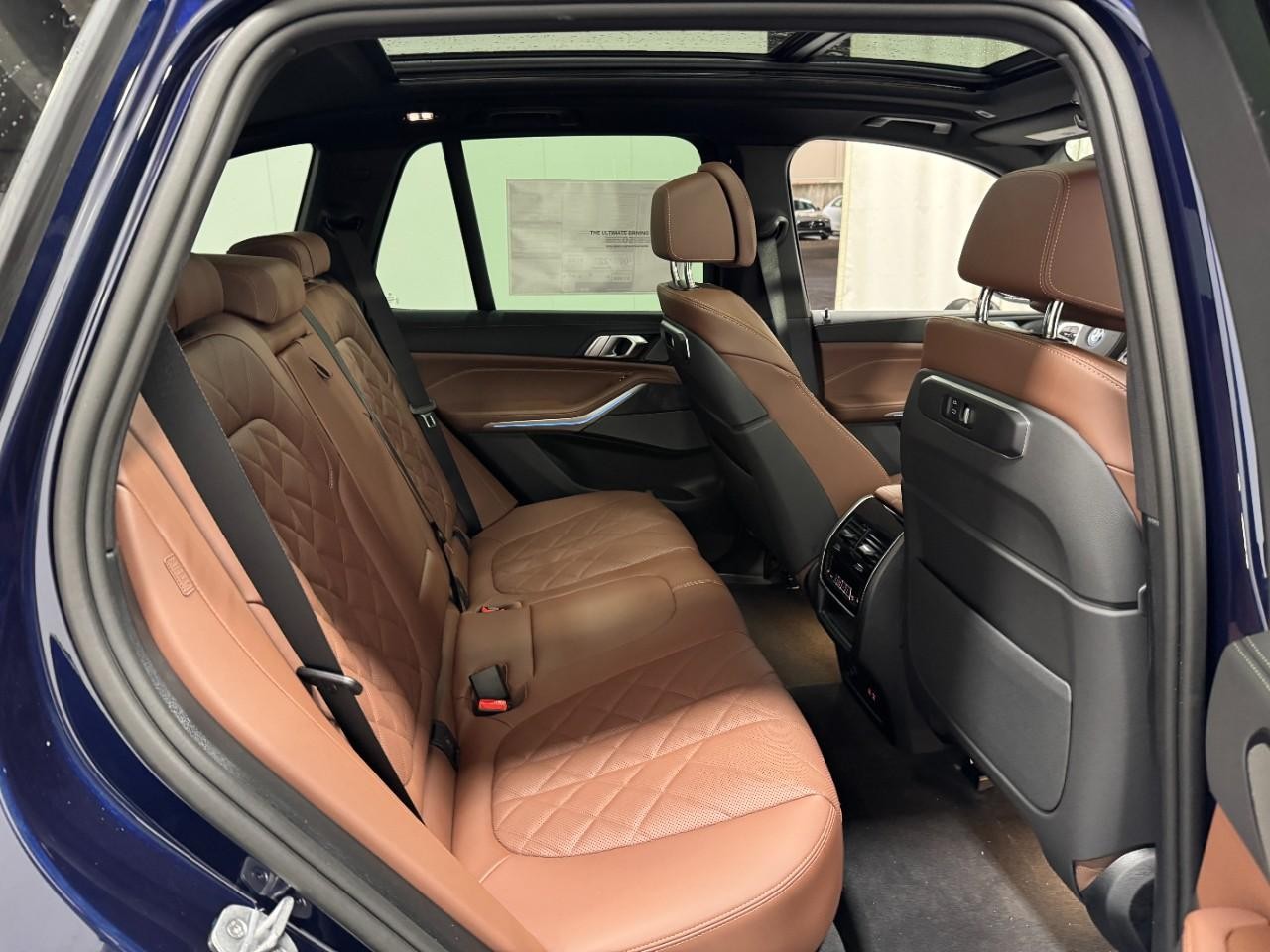 BMW X5 Vehicle Full-screen Gallery Image 10