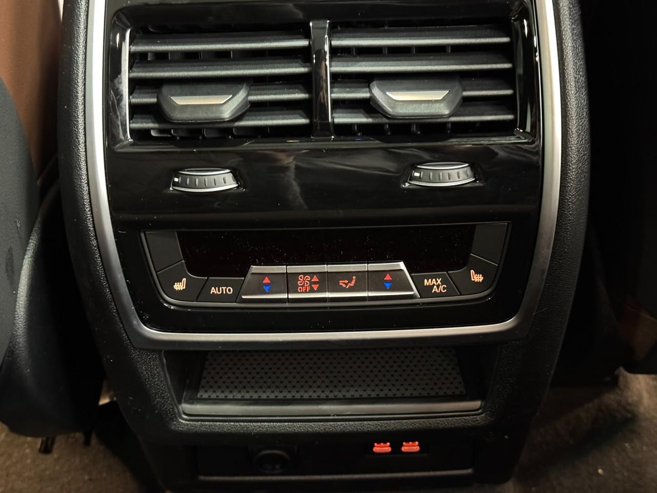 BMW X5 Vehicle Full-screen Gallery Image 11