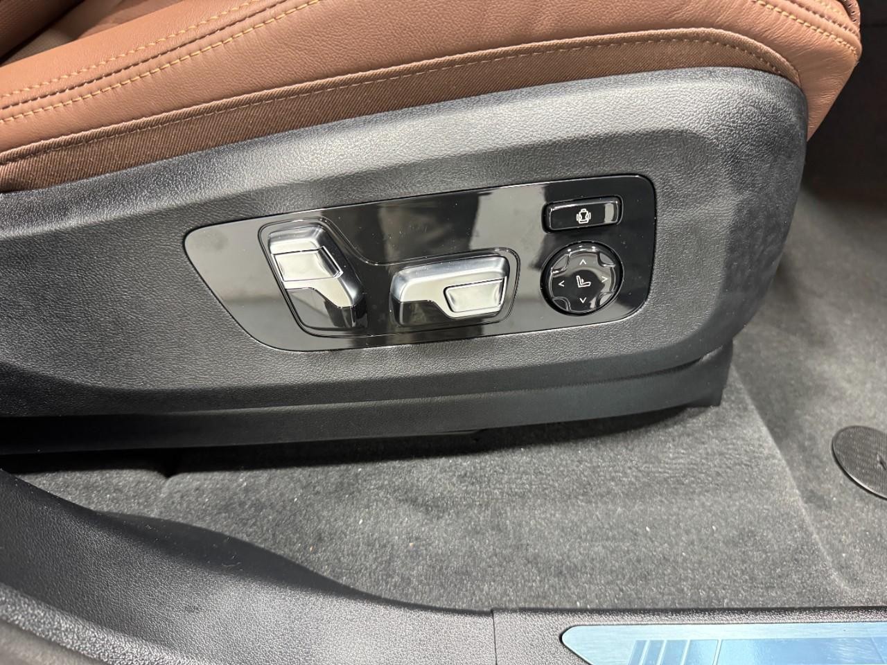 BMW X5 Vehicle Full-screen Gallery Image 20