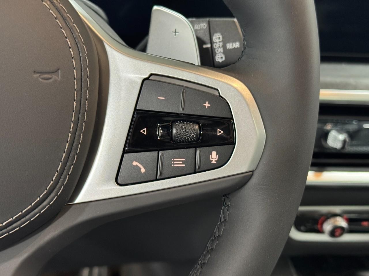 BMW X5 Vehicle Full-screen Gallery Image 32