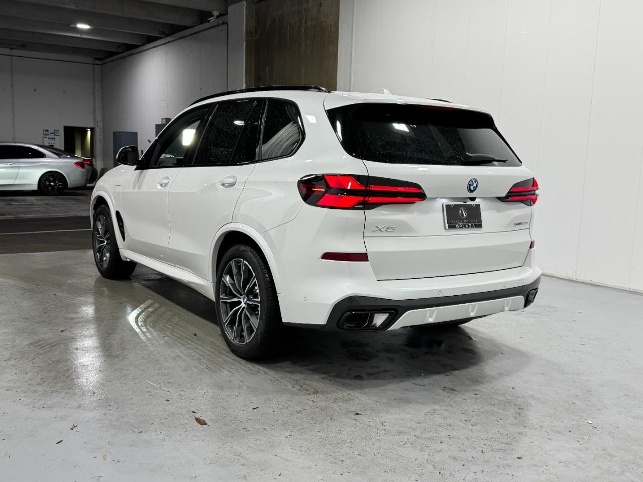 BMW X5 Vehicle Full-screen Gallery Image 3