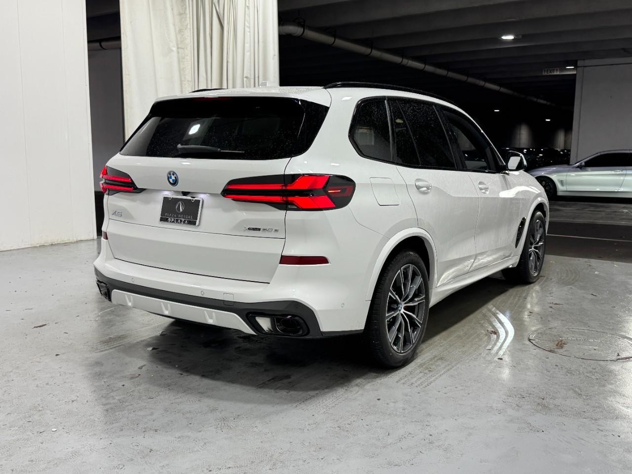 BMW X5 Vehicle Full-screen Gallery Image 4
