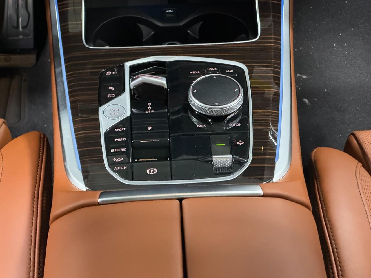 BMW X5 Vehicle Full-screen Gallery Image 16
