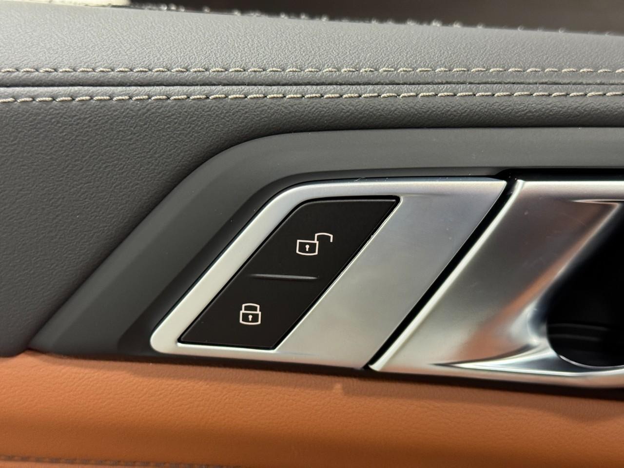 BMW X5 Vehicle Full-screen Gallery Image 26