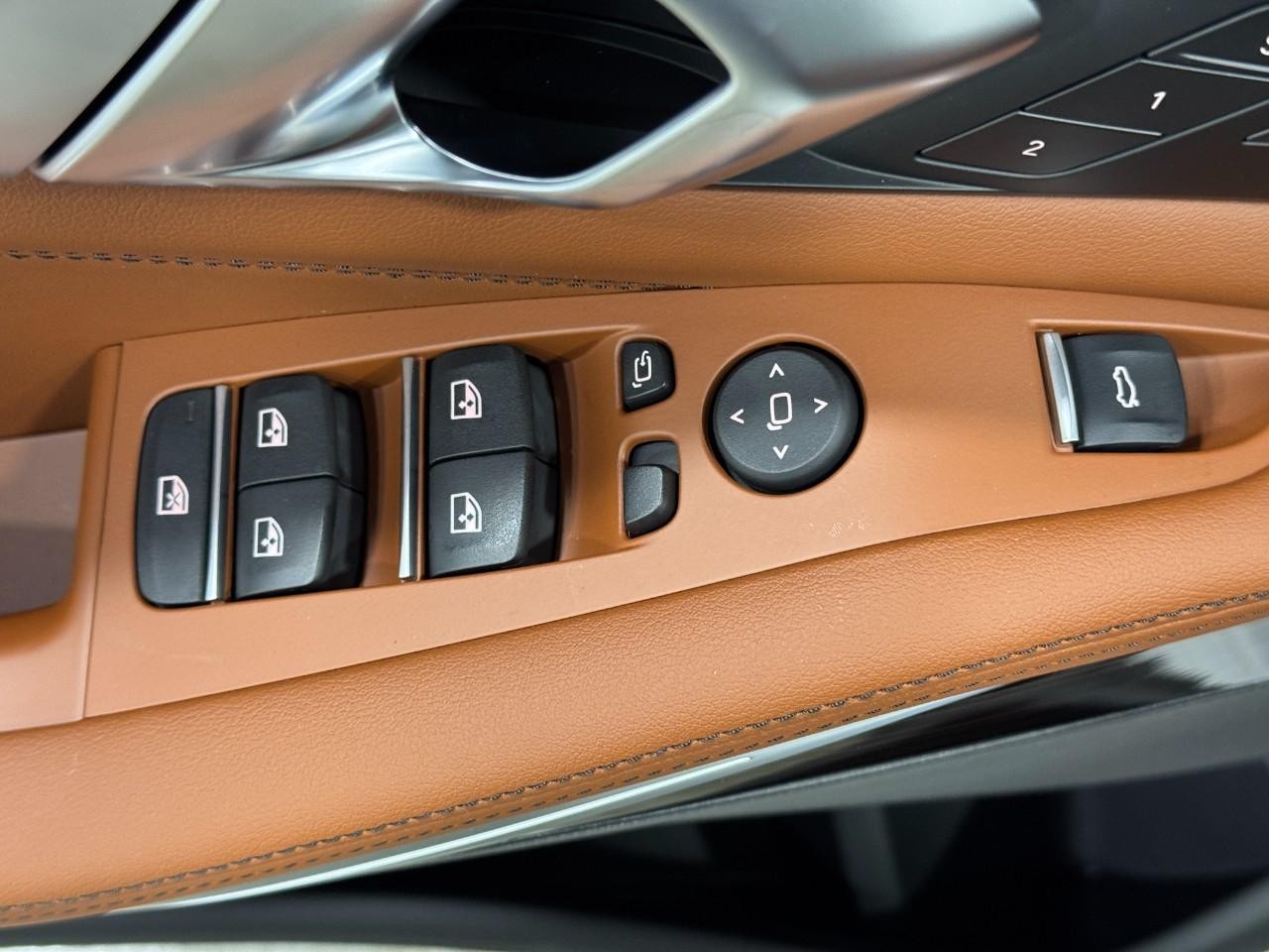 BMW X5 Vehicle Full-screen Gallery Image 27