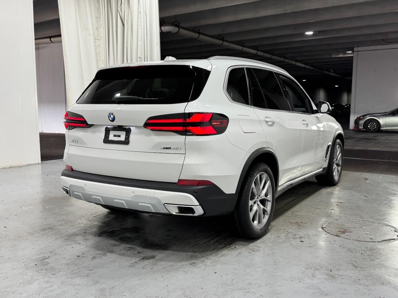 BMW X5 Vehicle Full-screen Gallery Image 4