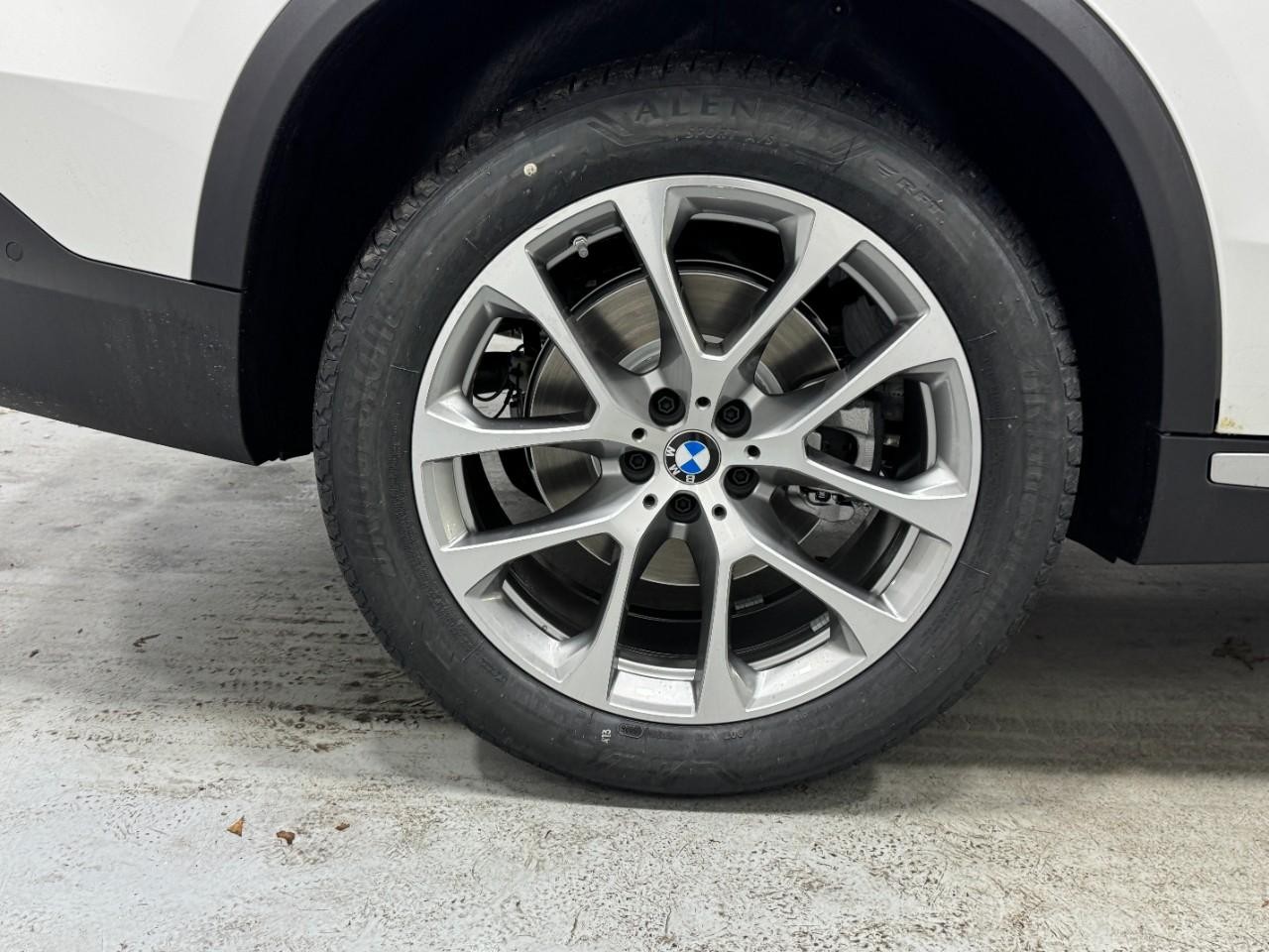 BMW X5 Vehicle Full-screen Gallery Image 5