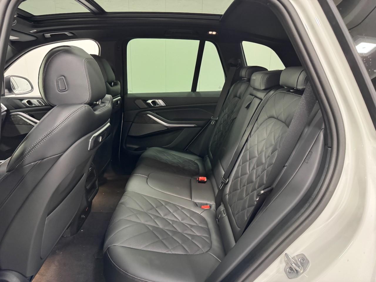 BMW X5 Vehicle Full-screen Gallery Image 8