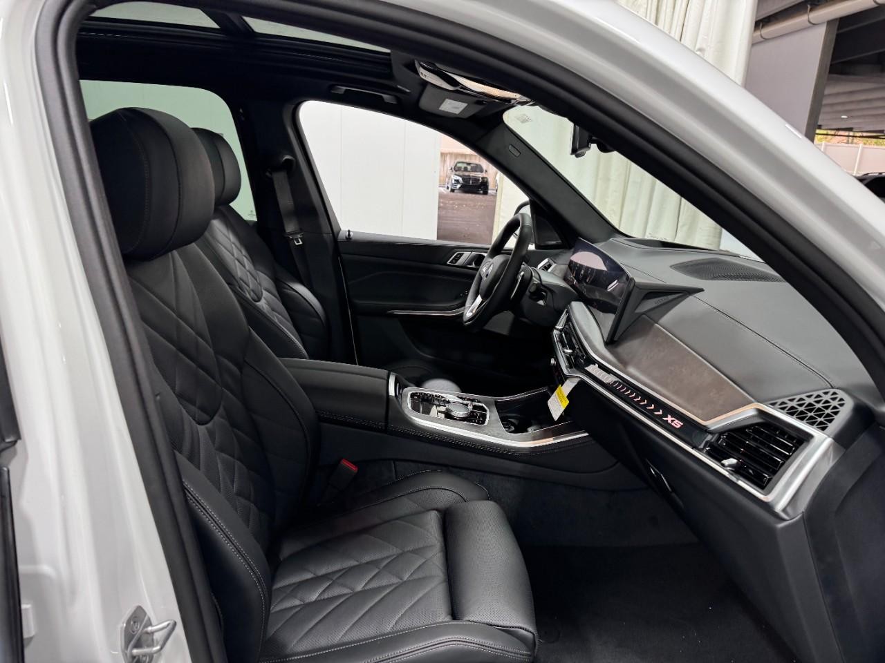 BMW X5 Vehicle Full-screen Gallery Image 17