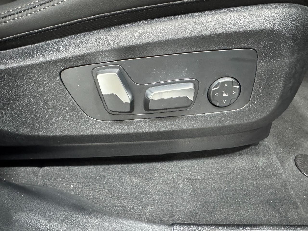 BMW X5 Vehicle Full-screen Gallery Image 19