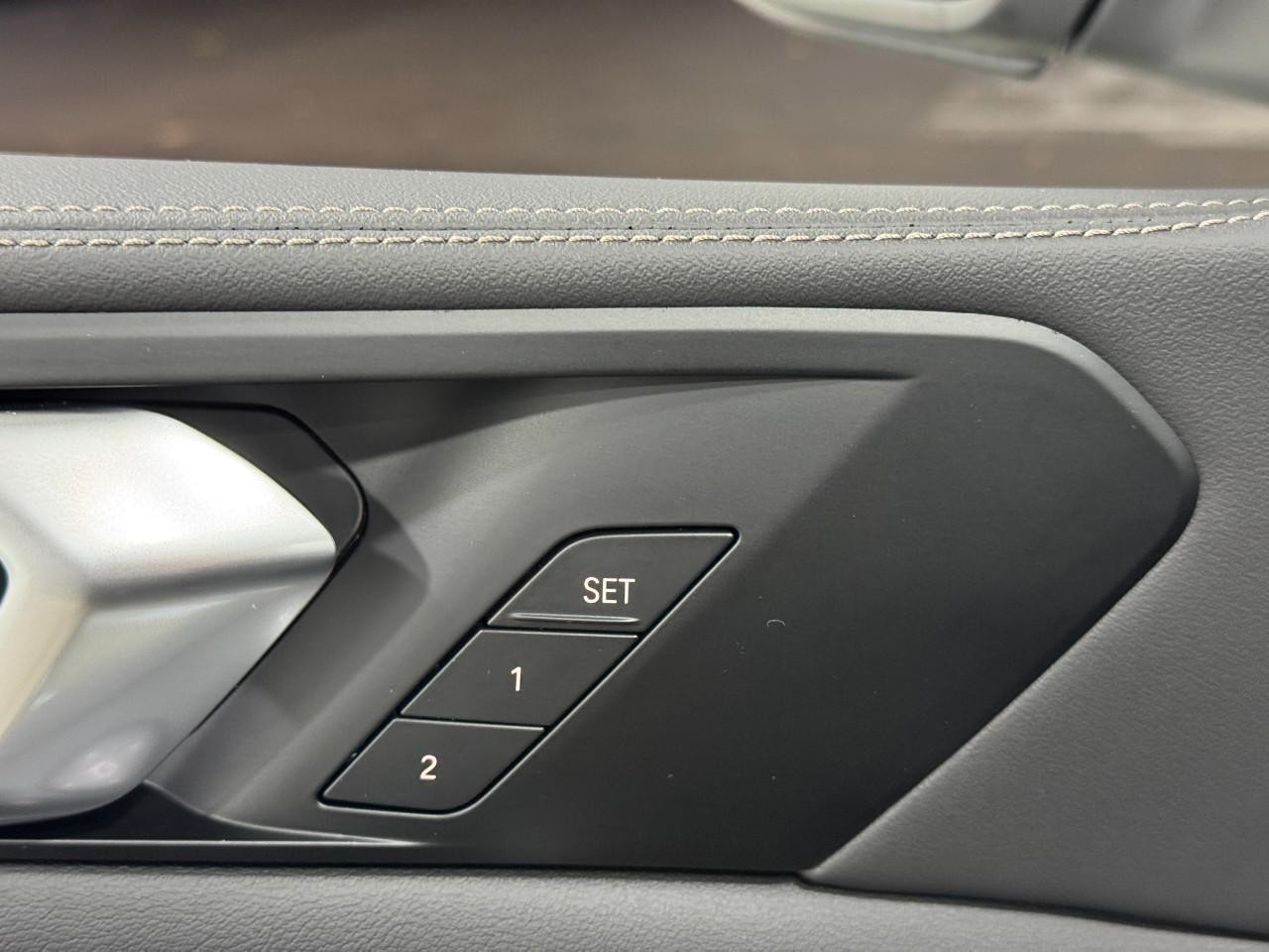 BMW X5 Vehicle Full-screen Gallery Image 23