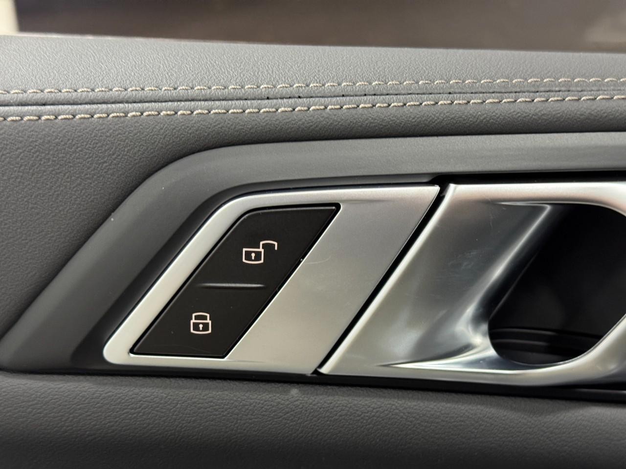 BMW X5 Vehicle Full-screen Gallery Image 24