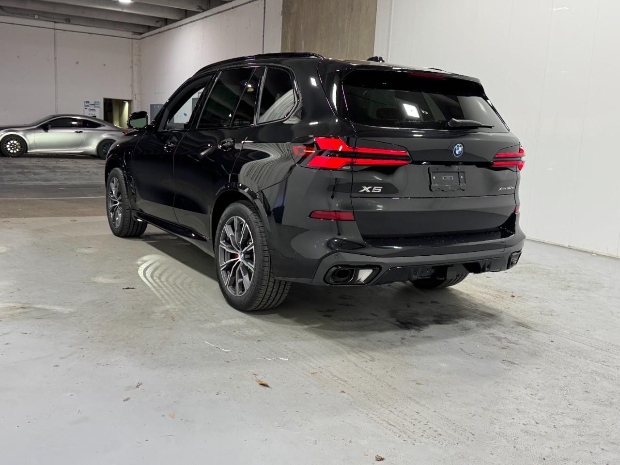 BMW X5 Vehicle Full-screen Gallery Image 3