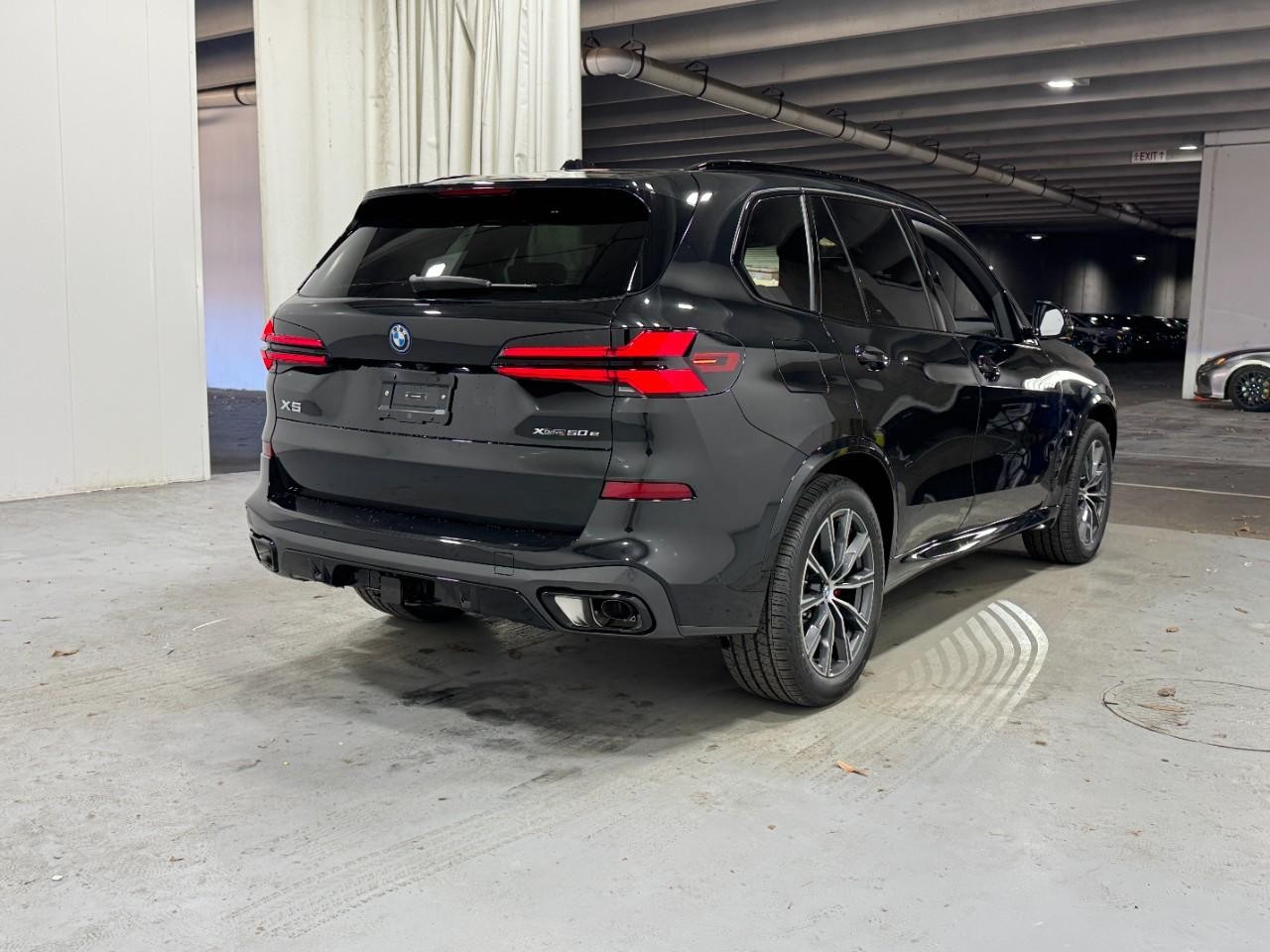BMW X5 Vehicle Full-screen Gallery Image 4