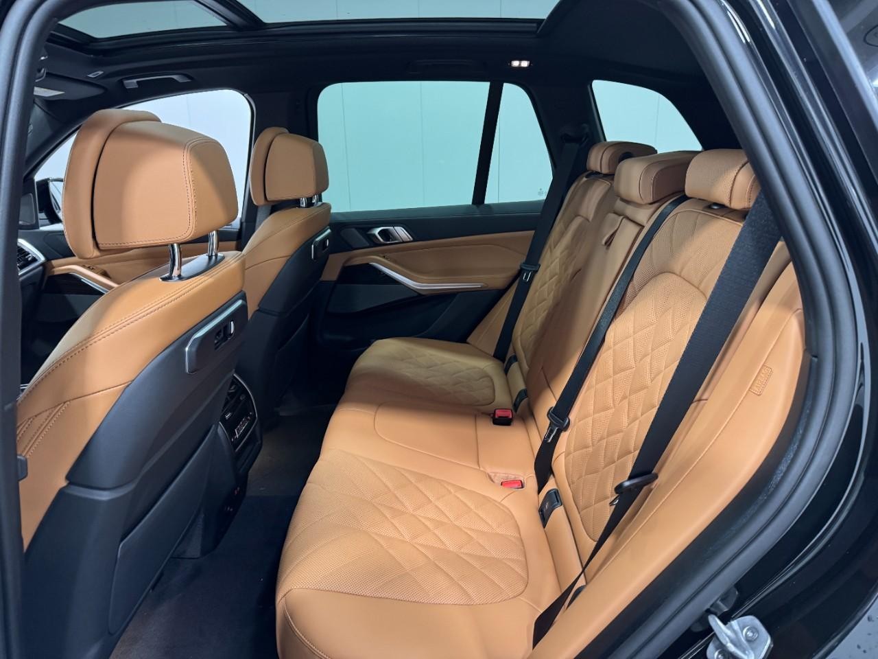 BMW X5 Vehicle Full-screen Gallery Image 8