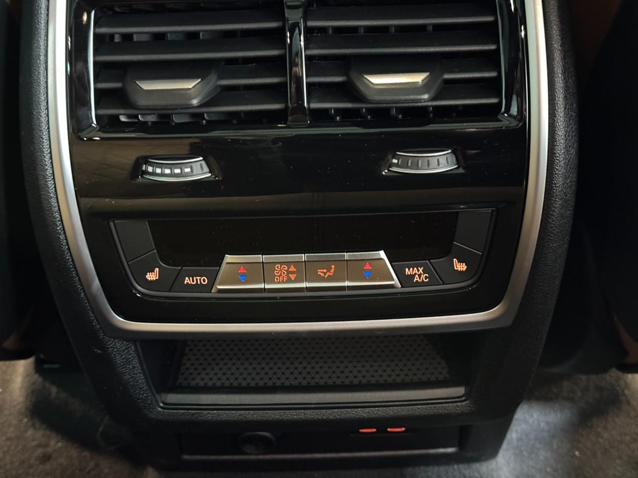 BMW X5 Vehicle Full-screen Gallery Image 11