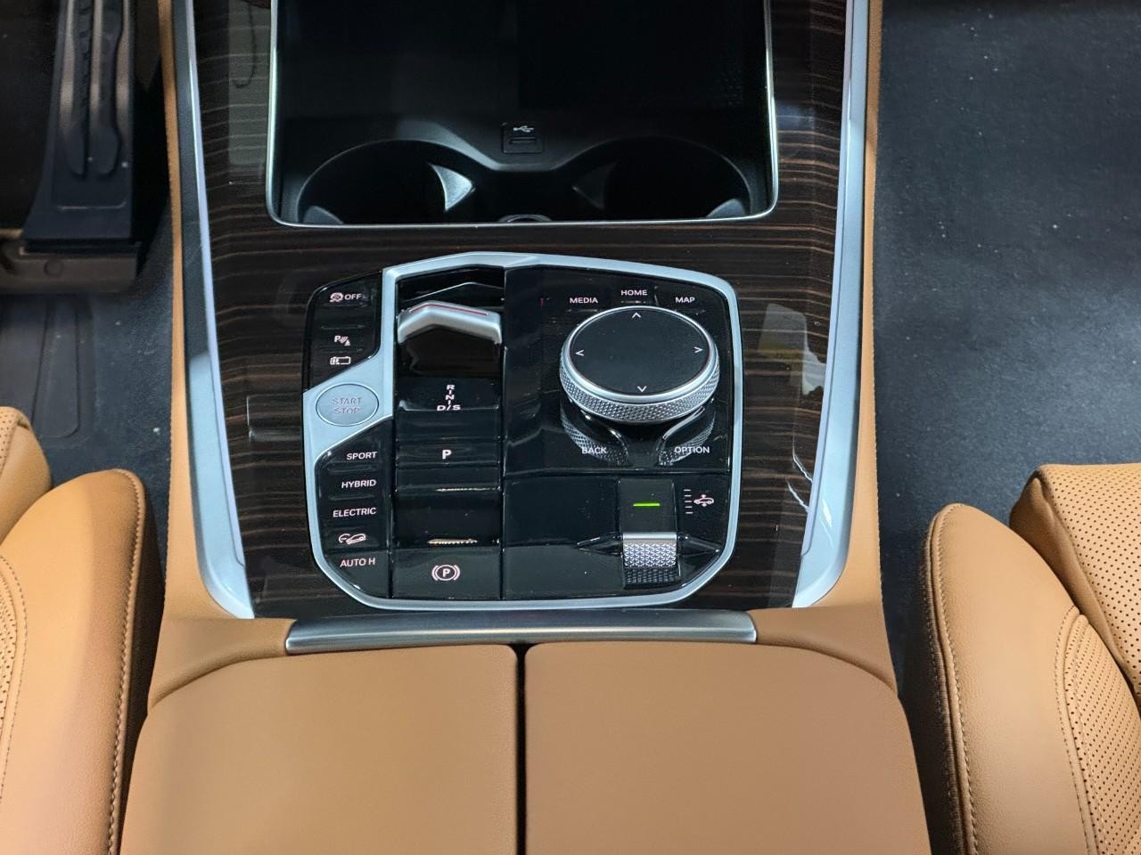 BMW X5 Vehicle Full-screen Gallery Image 16