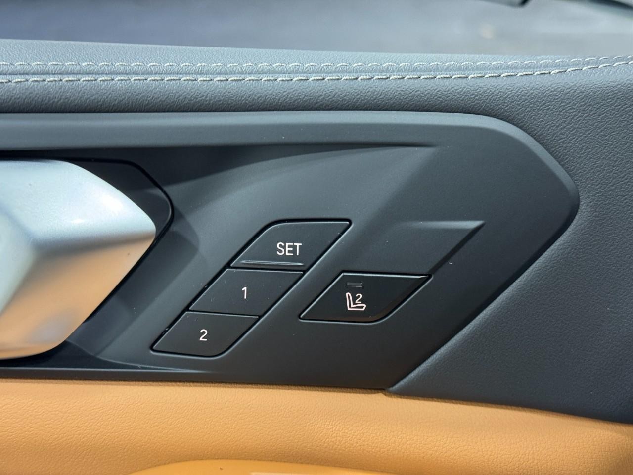 BMW X5 Vehicle Full-screen Gallery Image 24