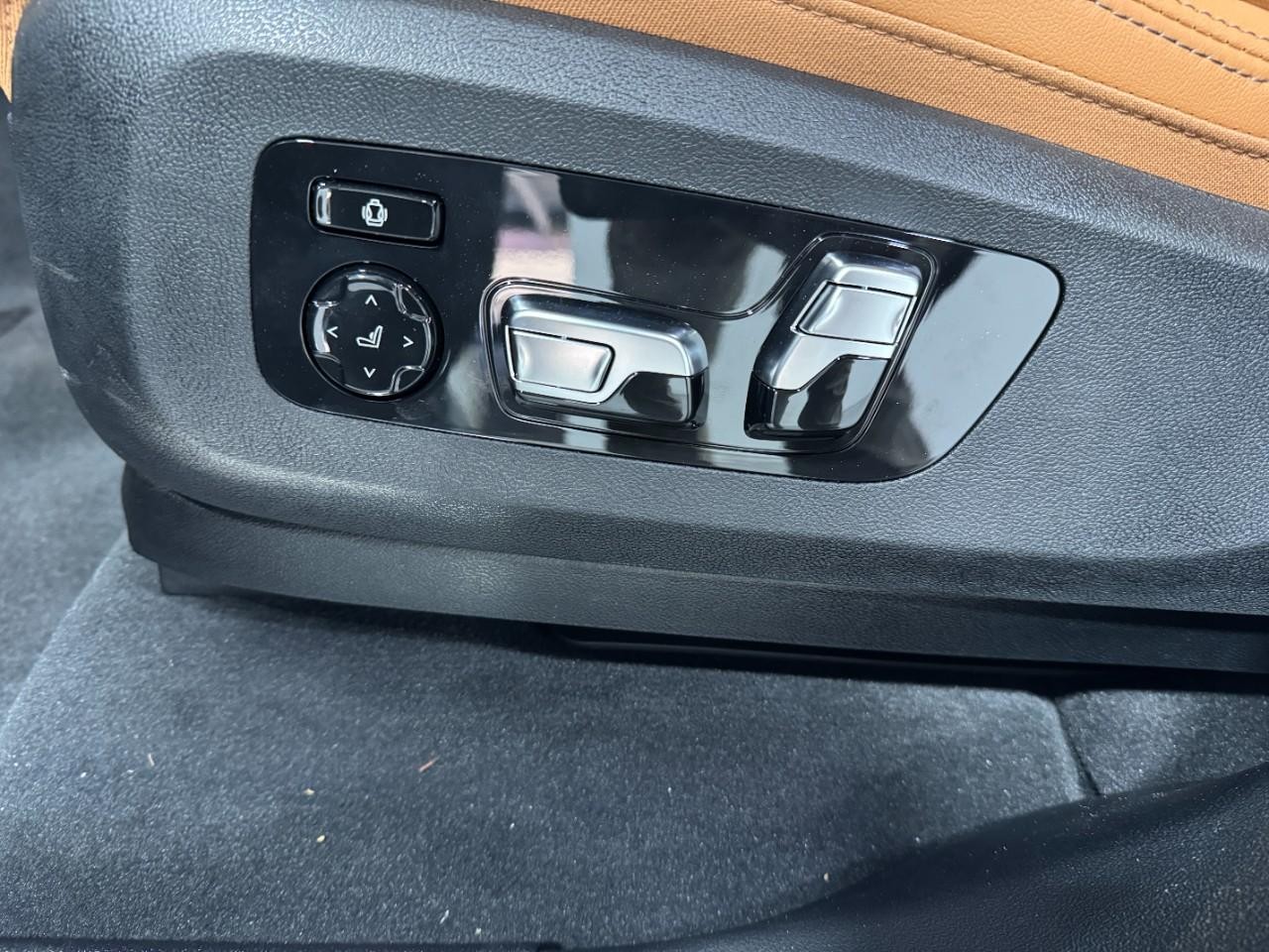 BMW X5 Vehicle Full-screen Gallery Image 29