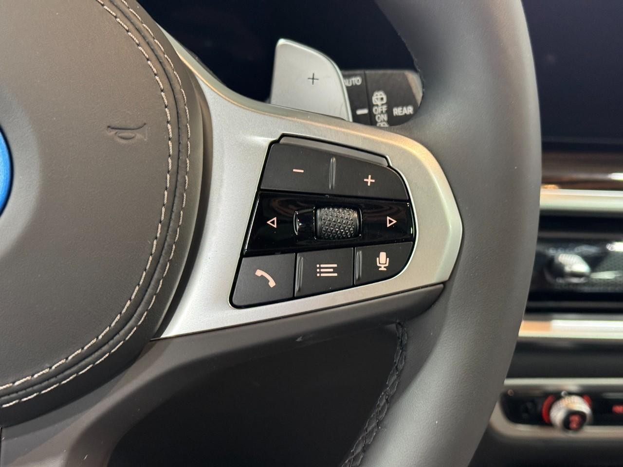 BMW X5 Vehicle Full-screen Gallery Image 32