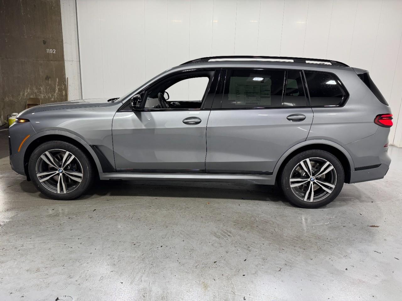 BMW X7 Vehicle Full-screen Gallery Image 2