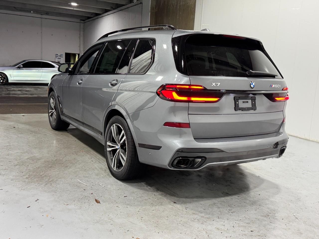 BMW X7 Vehicle Full-screen Gallery Image 3