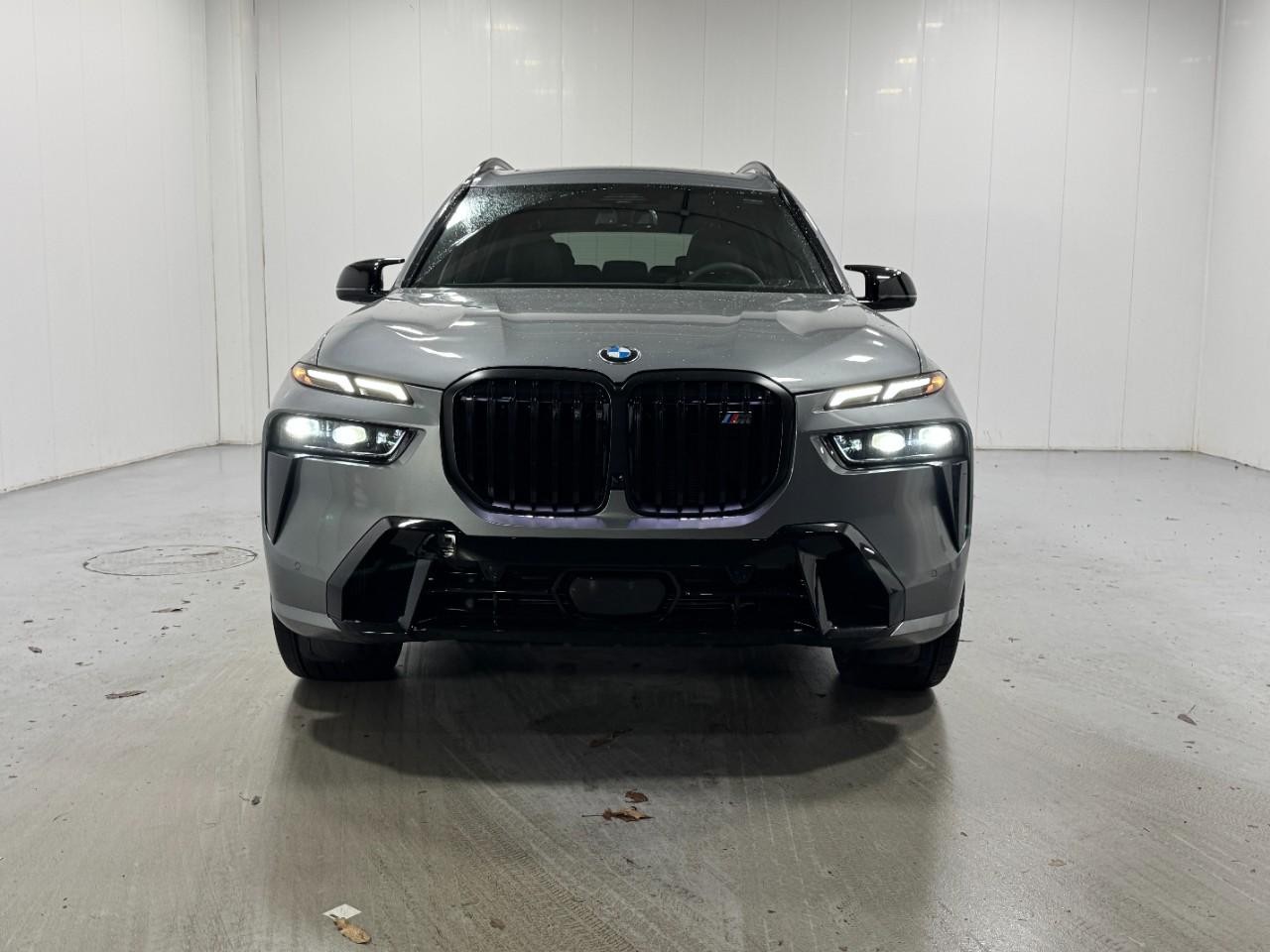 BMW X7 Vehicle Full-screen Gallery Image 7