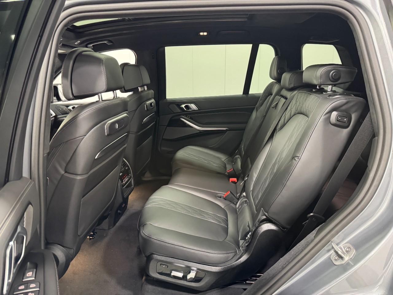 BMW X7 Vehicle Full-screen Gallery Image 9