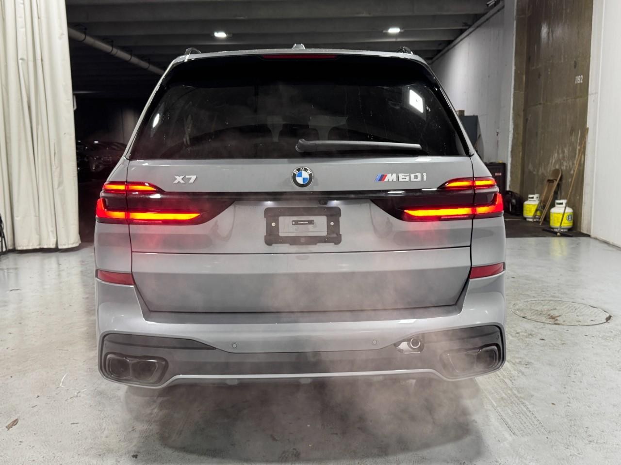 BMW X7 Vehicle Full-screen Gallery Image 10