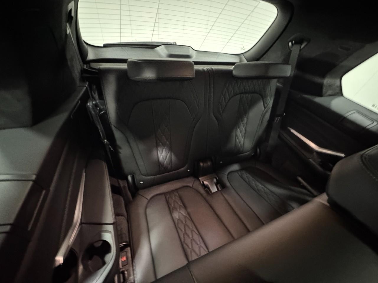 BMW X7 Vehicle Full-screen Gallery Image 11