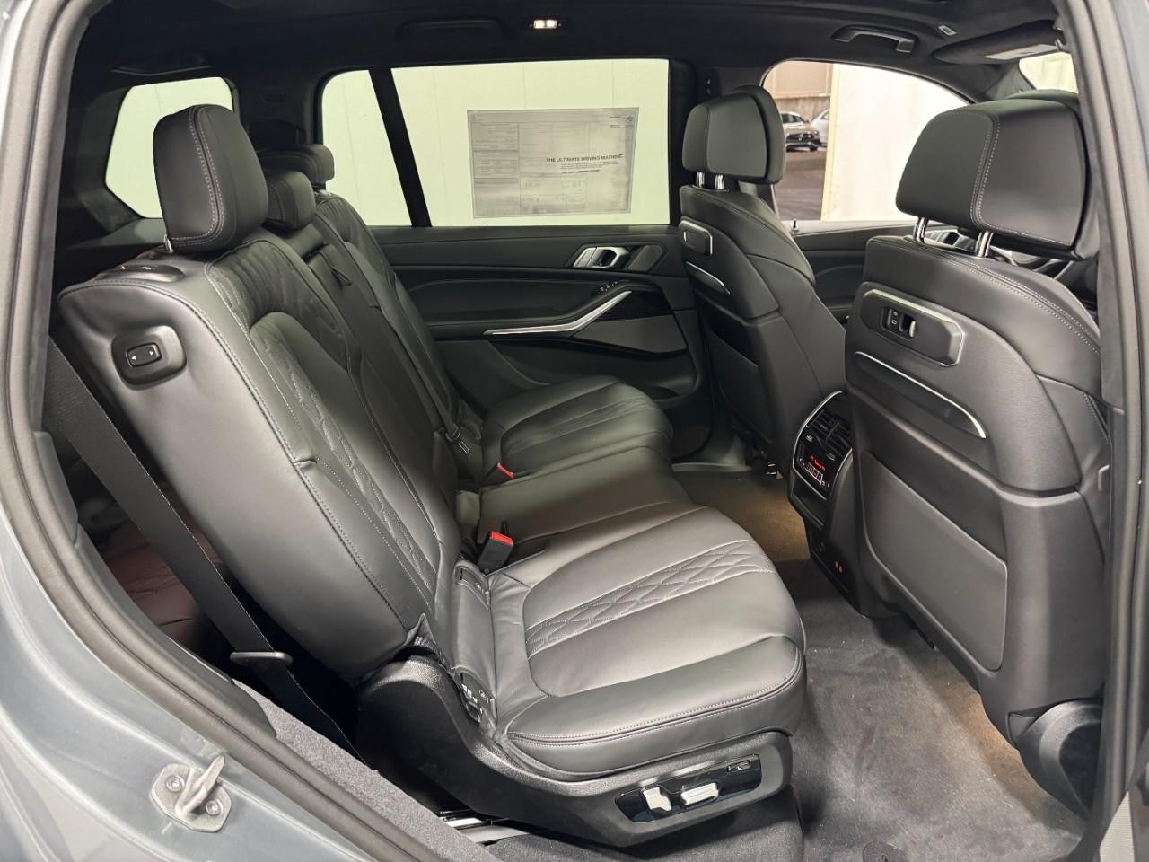 BMW X7 Vehicle Full-screen Gallery Image 12