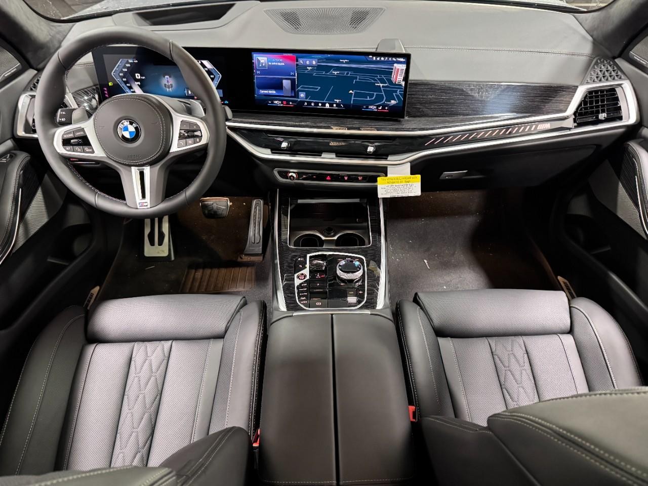 BMW X7 Vehicle Full-screen Gallery Image 15