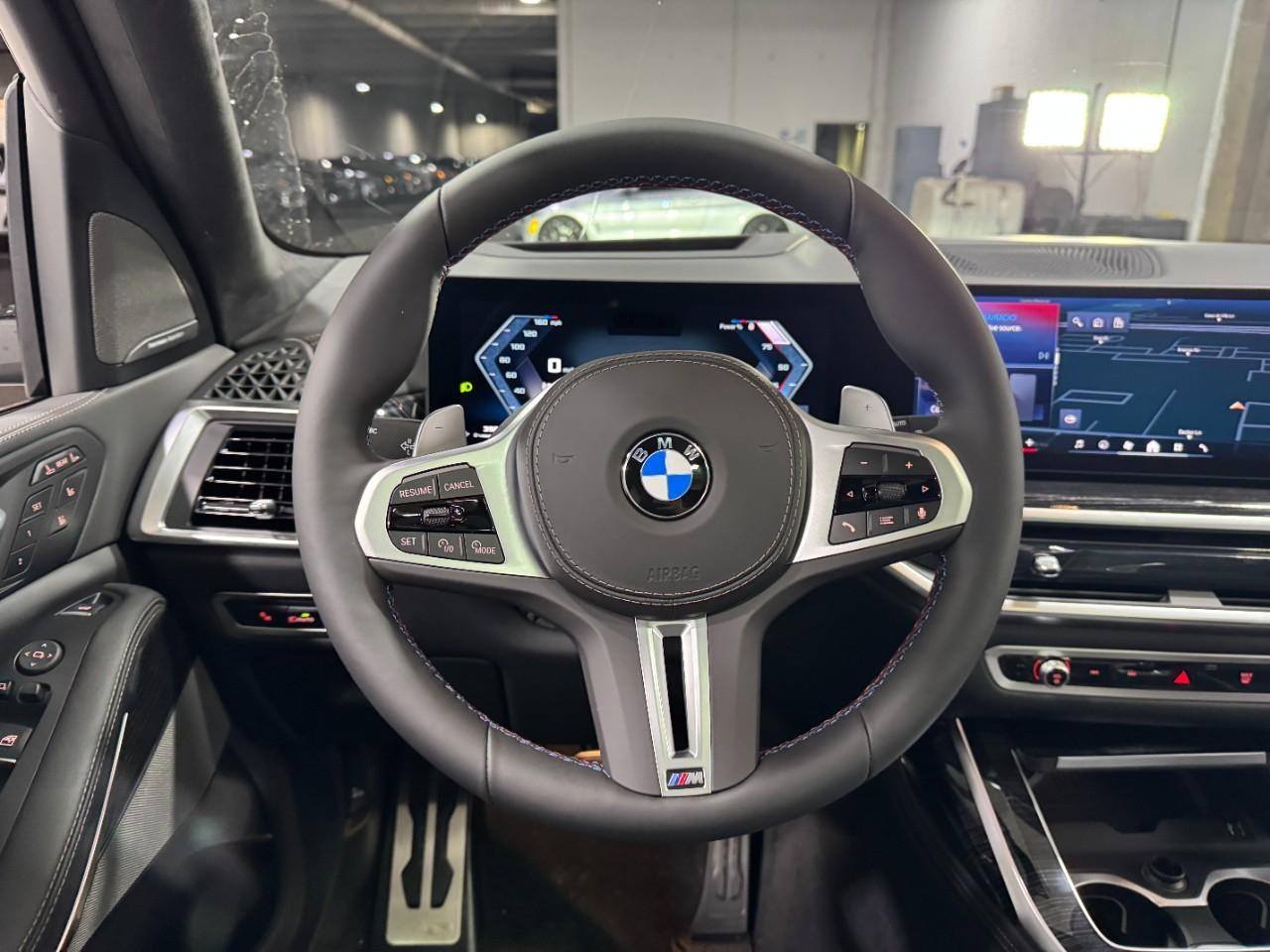 BMW X7 Vehicle Full-screen Gallery Image 16