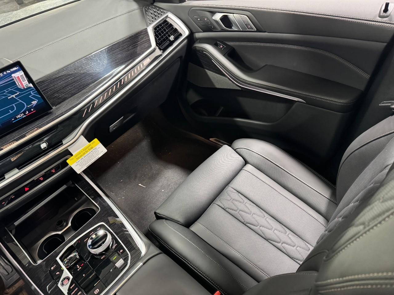 BMW X7 Vehicle Full-screen Gallery Image 19