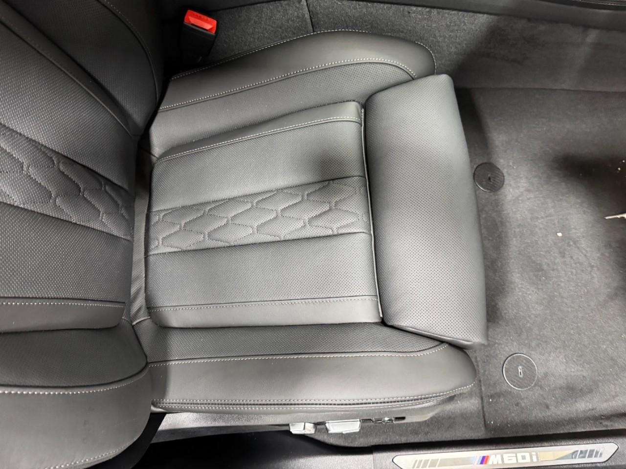 BMW X7 Vehicle Full-screen Gallery Image 21