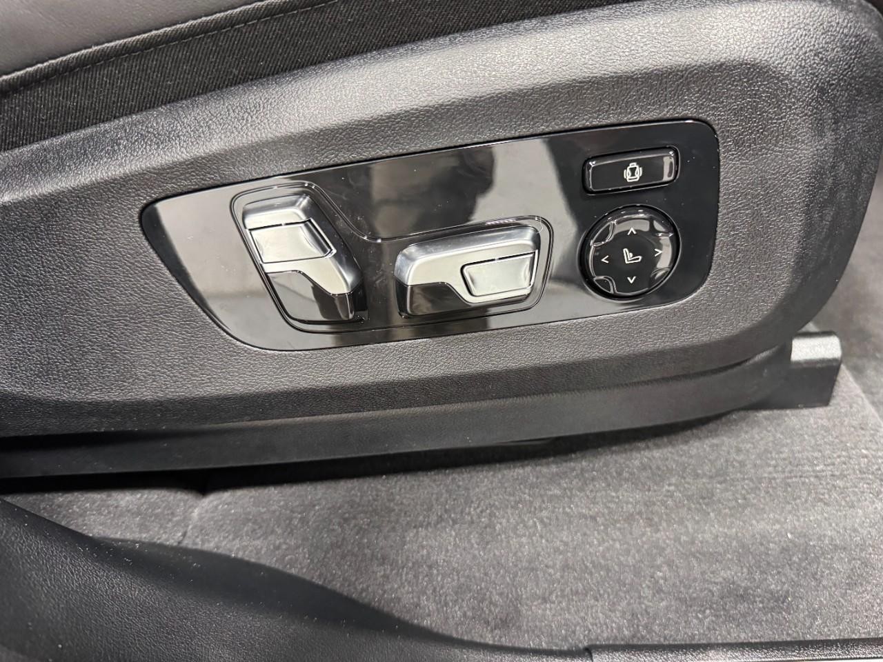 BMW X7 Vehicle Full-screen Gallery Image 22