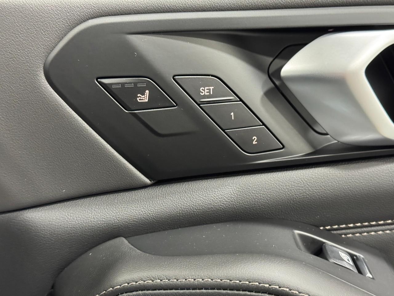 BMW X7 Vehicle Full-screen Gallery Image 23