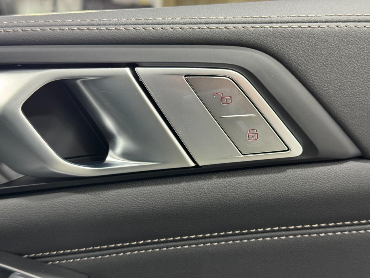 BMW X7 Vehicle Full-screen Gallery Image 24