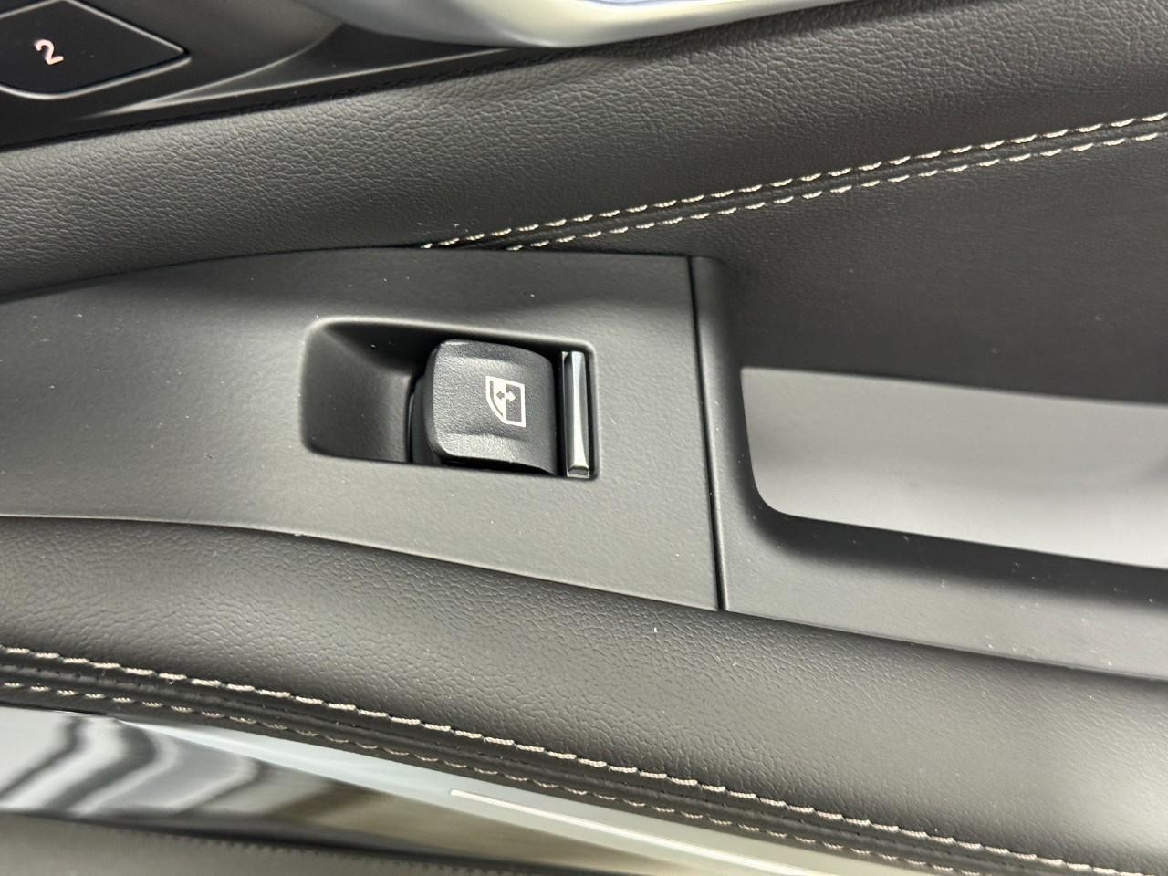 BMW X7 Vehicle Full-screen Gallery Image 25