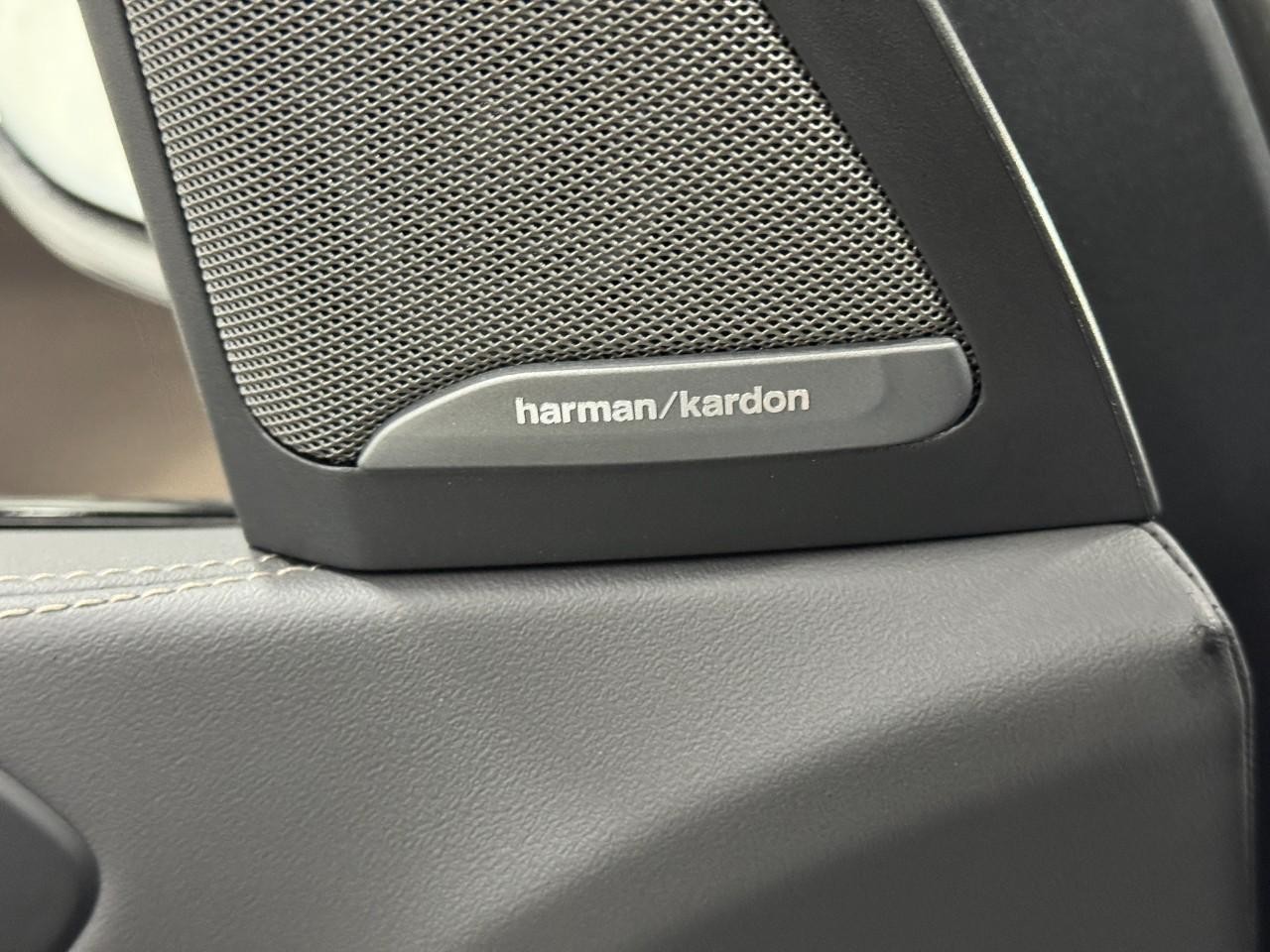 BMW X7 Vehicle Full-screen Gallery Image 26