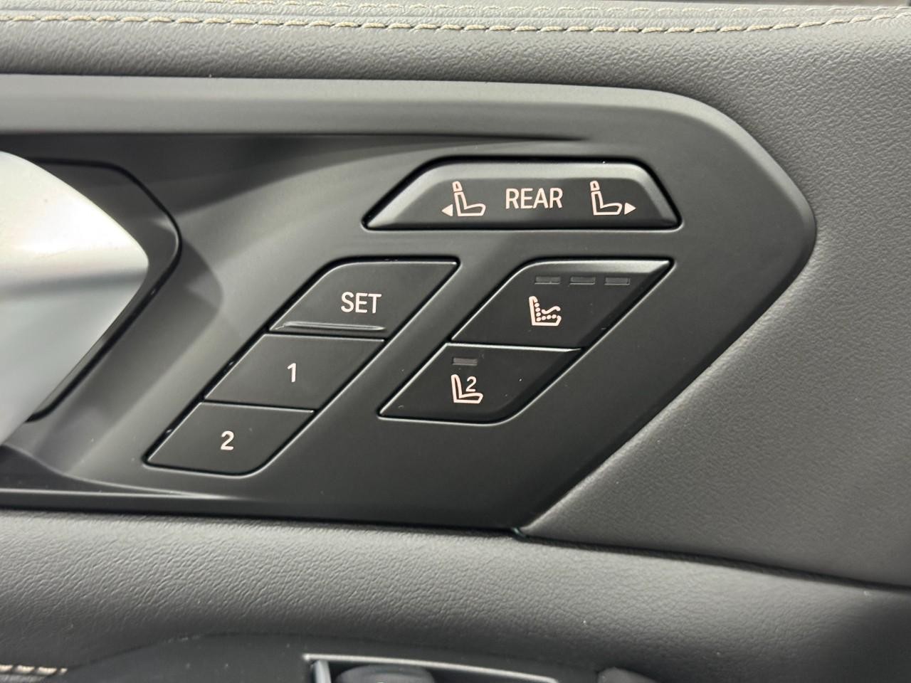 BMW X7 Vehicle Full-screen Gallery Image 27