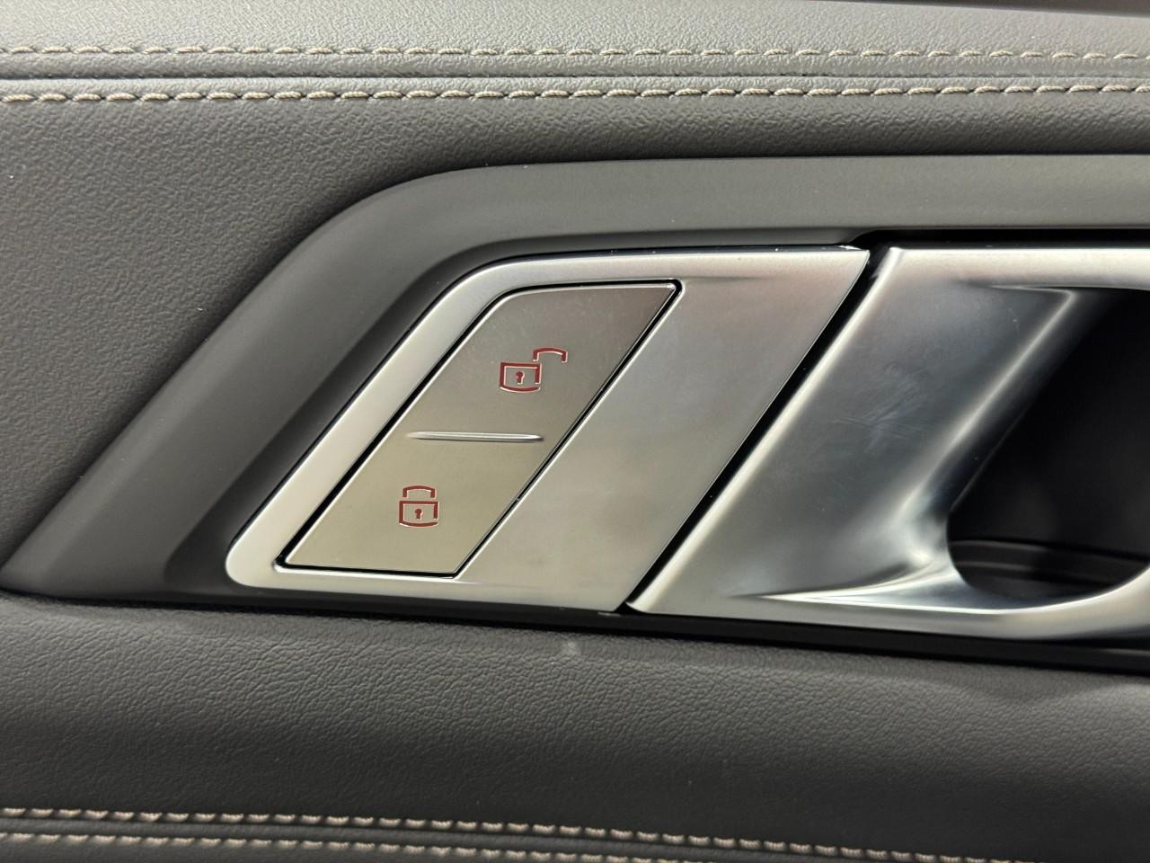 BMW X7 Vehicle Full-screen Gallery Image 28