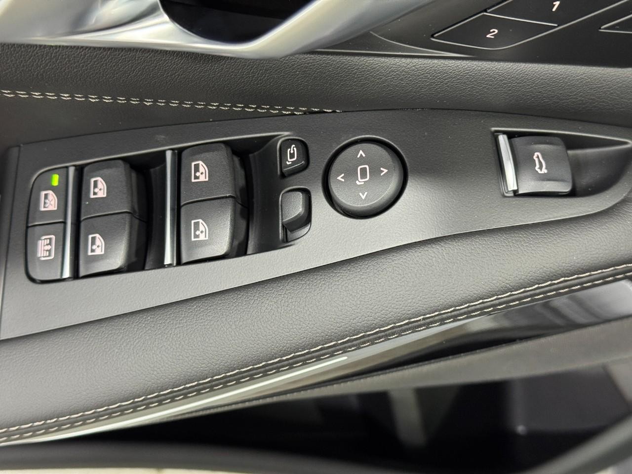 BMW X7 Vehicle Full-screen Gallery Image 29