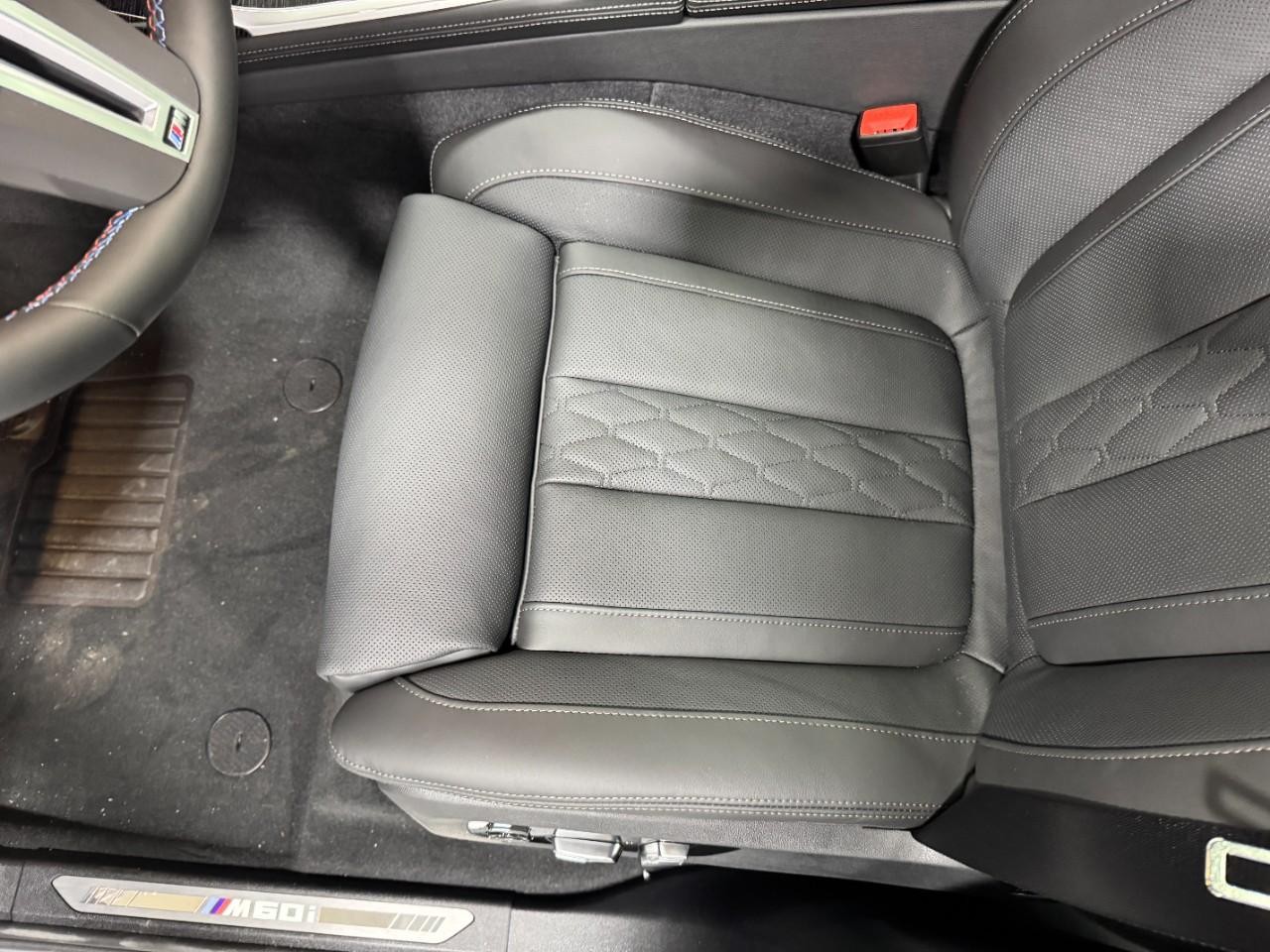 BMW X7 Vehicle Full-screen Gallery Image 31