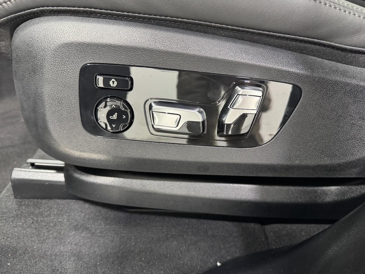 BMW X7 Vehicle Full-screen Gallery Image 32