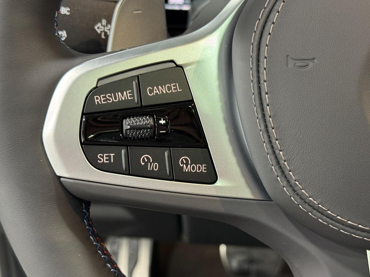 BMW X7 Vehicle Full-screen Gallery Image 34