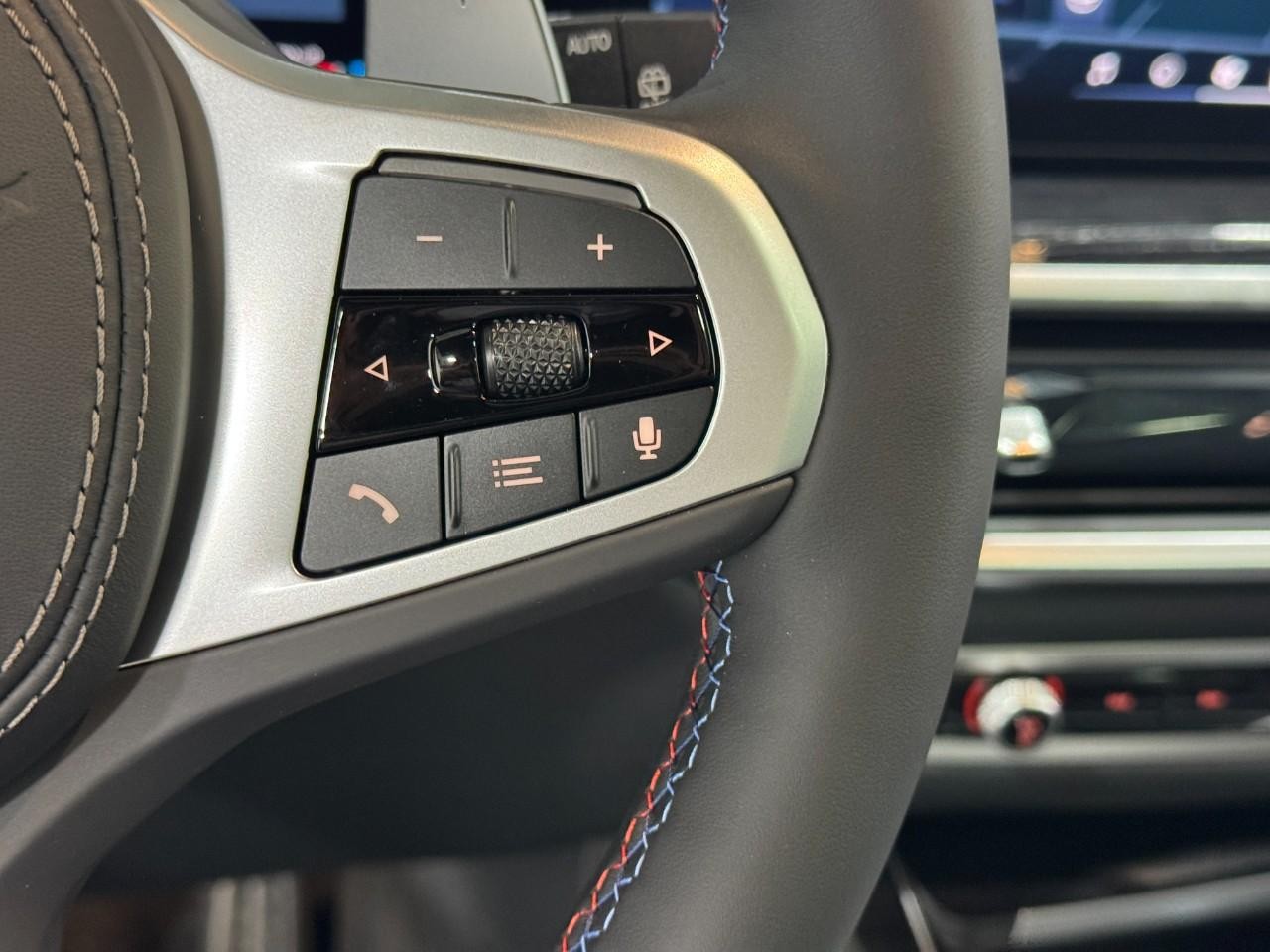 BMW X7 Vehicle Full-screen Gallery Image 35