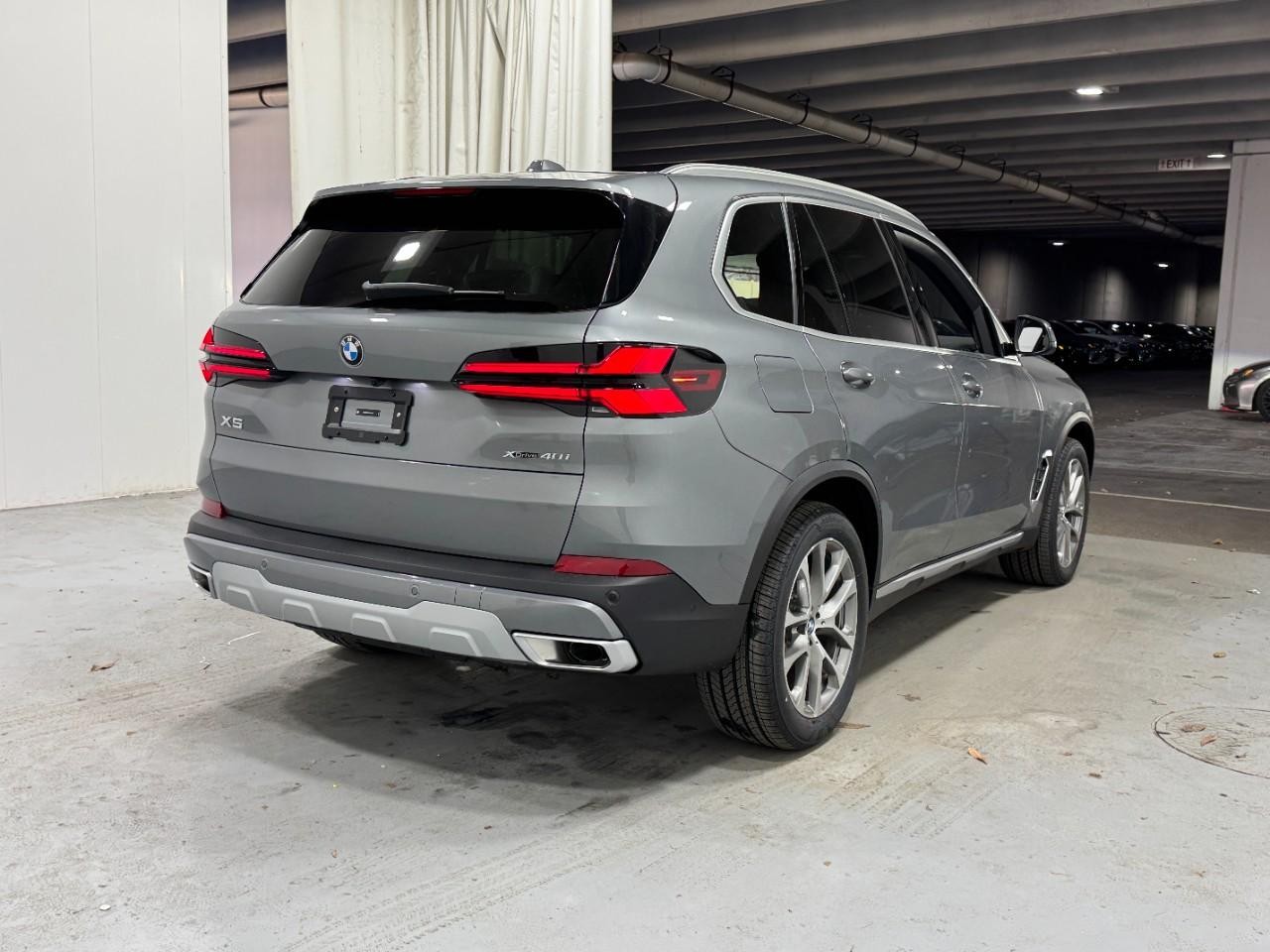 BMW X5 Vehicle Full-screen Gallery Image 4